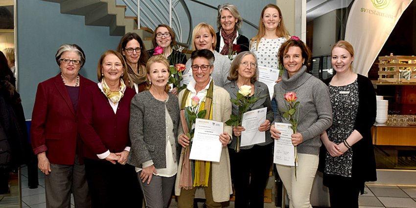 Foto: Die erste Gruppe des Hospizbegleiter-Kurses bei der Zertifikatsverleihung mit den beiden Kursleiterinnen (Petra Meyer-Miethke, Verena Gräfin von Plettenberg), der ersten Vorsitzenden der ARGE Hospiz (Johanna Hagn) und der Mitarbeiterin im Landratsamt für das Hospiz- und Palliativwesen im Landkreis München (Melanie Hörl).