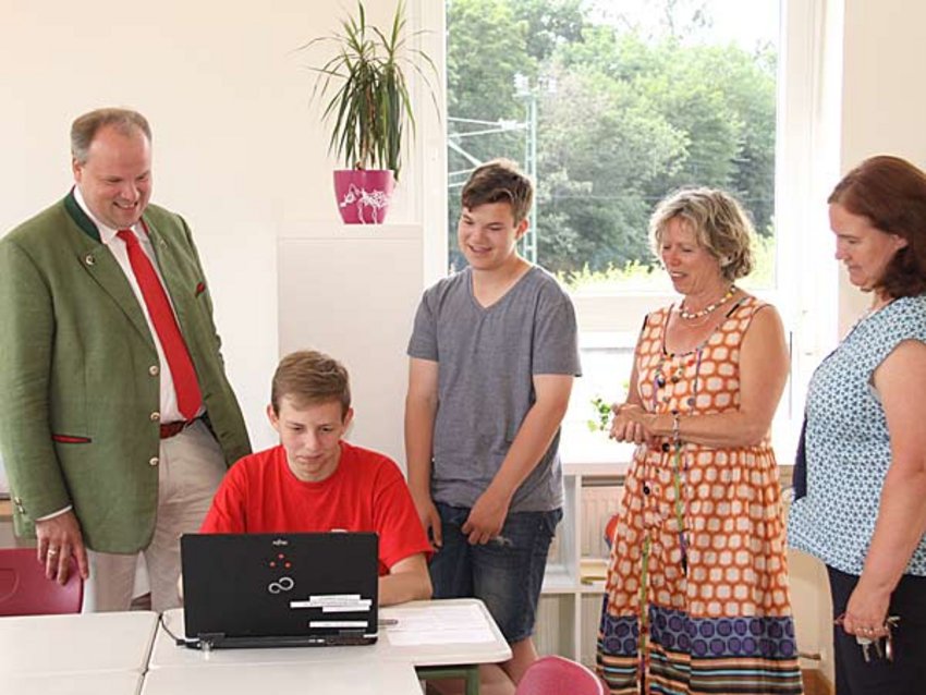 Foto: Landrat Christoph Göbel bestaunt bei seinem Rundgang durch die Emile FOS München die Arbeiten der Schüler.