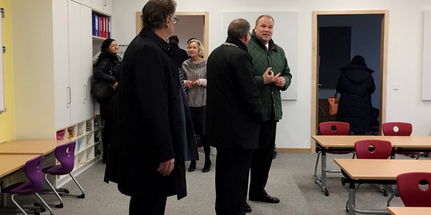 Foto: Im Anschluss an die offizielle Eröffnung konnten sich die Gäste bei einer Führung einen Eindruck der neuen Schule machen. Hier im Bild: einer der Klassenräume.