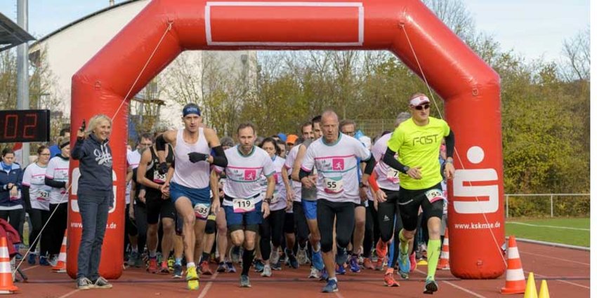 Starteten gemeinsam zum 5- und 10-Kilometer-Lauf: Die Läuferinnen und Läufer des ILM-Laufs.