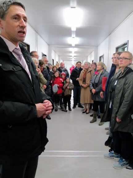 Foto: Besucher in der Asylbewerberunterkunft Unterschleißheim