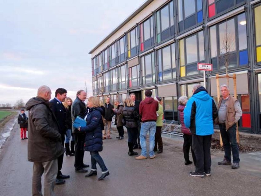 Foto: Besucher unterhalten sich vor der Containeranlage am Echinger Weg in Garching