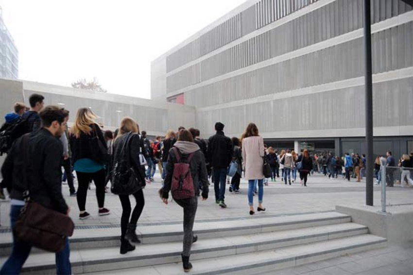 Foto: Schüler gehen in die FOS/BOS