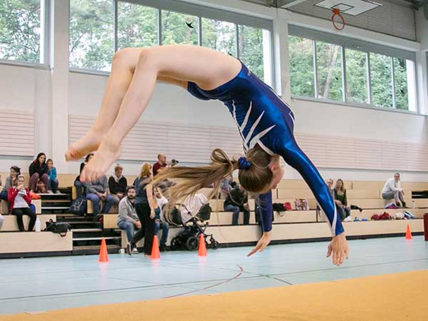 Foto: Sportlerin beim Salto