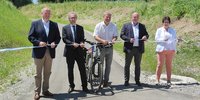 Foto (v.l.n.r.): Landrat Christoph Göbel, Dr. Josef Rott, Abteilungsleiter Vernetzte Mobilität und ÖPNV im Bayerischen Verkehrsministerium, Neurieds Erster Bürgermeister Harald Zipfel, Georg Scheitz, weiterer Stellvertreter von Landrat Stefan Frey, sowie Gautings Erste Bürgermeisterin Dr. Brigitte Kössinger.