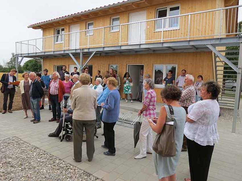 Foto: Besucher vor der Unterkunft