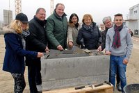 Foto: Landrat bei der Grundsteinlegung