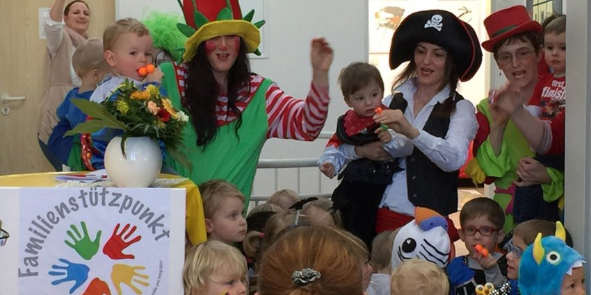 Foto: Fröhlicher Auftakt: Die Kinder des Kinderparks stimmten die Festgäste nicht nur auf den „unsinnigen Donnerstag“ ein.