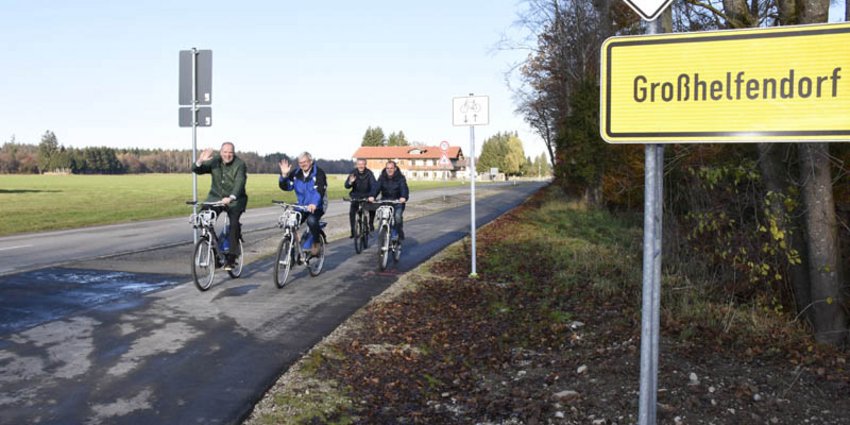 Bei schönstem Sonnenschein begaben sich Landrat Christoph Göbel und Ayings Erster Bürgermeister Johann Eichler zusammen mit Planer Josef Gruber-Buchecker und Stephan Rößle (v.l.) von der ausführenden Baufirma Swieteslky auf Testfahrt.