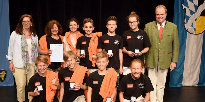 Ehrung der Synchroski-Mannschaft vom Race Team Wiedeck aus Höhenkirchen Siegertsbrunn, mit Landrat Christoph Göbel und Kreisrätin Gudrun Hackl-Stoll. Das Team belegte bei der Europameisterschaft 2016 den 2. Platz.