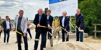 Foto: Unterschleißheims Erster Bürgermeister Christoph Böck, Landrat Christoph Göbel, Baudirektor Christian Mattmann (Staatliches Bauamt Freising), Dr. Josef Rott, Abteilungsleiter Vernetzte Mobilität und ÖPNV im Bayerischen Staatsministerium für Wohnen, Bau und Verkehr, und Dr. Dietmar Gruchmann, Erster Bürgermeister der Stadt Garching, beim Spatenstich.