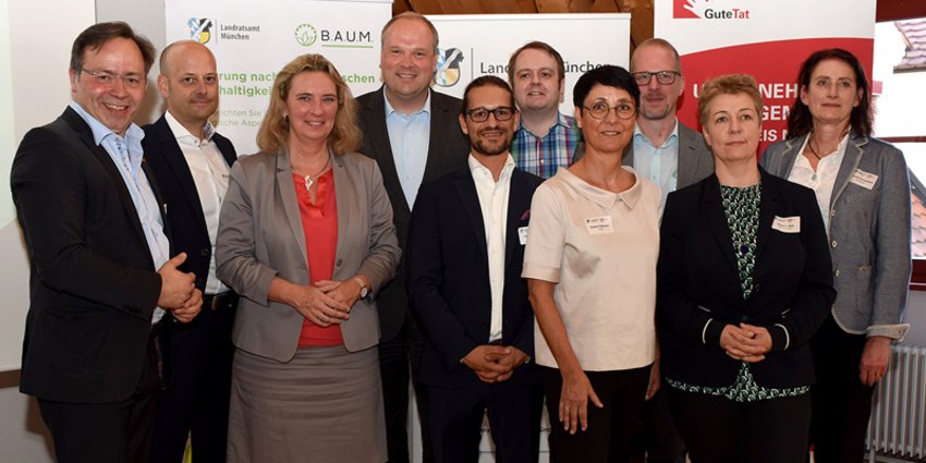 Foto: Die Gestalter des Abends (v.l.): Patrick Meinhardt (BVMW), Prof. Dr. Dr. Alexander Brink (Universität Bayreuth), Sozialministerin Kerstin Schreyer, Landrat Christoph Göbel, Philippe Ludwig (Koordinator für Bürgerschaftliches Engagement und CSR im Landratsamt München), Andreas Ortner (Wirtschaftsförderer im Landratsamt München), Susanna Bertschi (BVMW), Jörn Wiedemann vom Terra-Institut (tbc), Miriam Betz (Geschäftsführerin Betz-Chrom/Gräfelfing) und Cornelia Schambeck, (Gesellschafterin Kaut Bullinger/Taufkirchen)