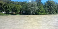 Vom Bootfahren auf der Isar warnt das Landratsamt derzeit eindringlich: Teilweise werden unter der Wasseroberfläche ganze Bäume und große Äste mitgetrieben.