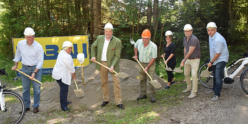 Foto: Setzten den symbolischen ersten Spatenstich für die erste Radhauptverbindung im Landkreis München (v. l.): Oberhachings Erster Bürgermeister Stefan Schelle, Sauerlachs Erste Bürgermeisterin Barbara Bogner, Landrat Christoph Göbel, Alfred Strauch (Bayerische Staatsforsten), Sylvia Wolfensberger, Projektleiterin im Sachgebiet Verkehrliche Infrastruktur im Landratsamt München, Richard Schmidt (Schmidt & Potamitis Bauingenieure) sowie Michael Mittermair (Fa. HABAU).