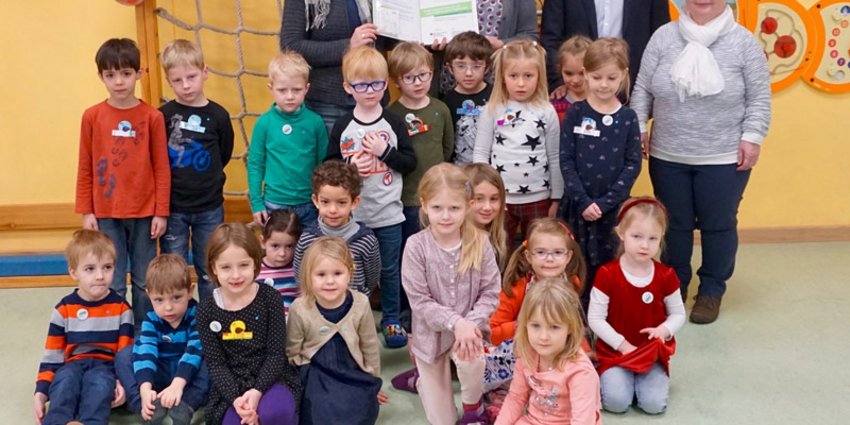 Foto: letzte Reihe von links: Claudia Perzl (Leiterin Kindergarten), Ursula Fritzmeier (stv. Vorsitzende IHK-Regionalausschuss München (Landkreis)), Bürgermeister Andreas Kemmelmeyer und Marianne Kummerer-Beck (AWO).