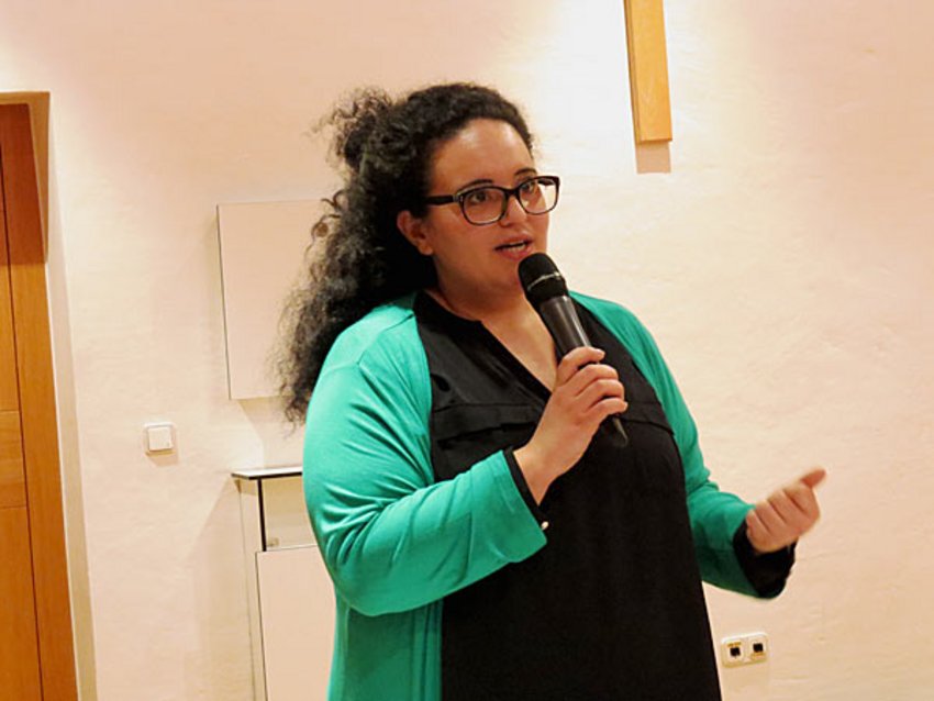 Foto: Elif Yildizoglu, Ansprechpartnerin der Helferkreise Asyl im Landkreis München, stellt sich beim Empfang für die ehrenamtlichen Asylhelfer im Festsaal des Landratsamtes den Anwesenden vor.