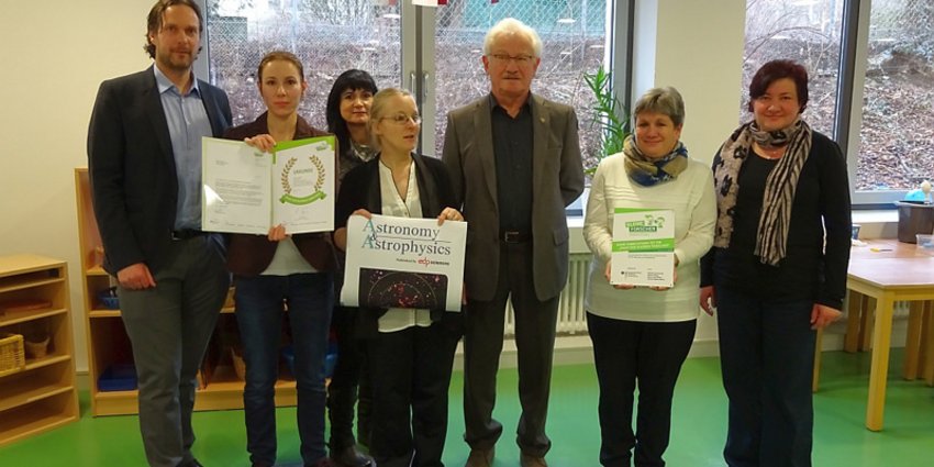 Foto von links: Dr. René Fassbender, Hortleiterin Liliya Pavlova, die Erzieherinnen Ildiko Novakne und Michaela Matter, der Zweite Bürgermeister Alfons Kraft sowie die Erzieherinnen Sabine Croseck und Mirela Oros.