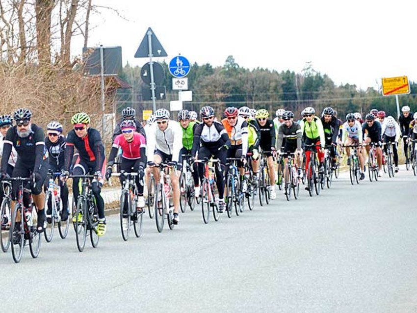 Foto: Eine Gruppe Radler fährt von Brunnthal nach Höhenkirchen-Siegertsbrunn.