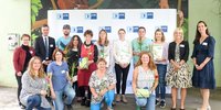 © Hase / IHK Jutta Moschner, Teamleiterin Stiftung Haus der kleinen Forscher, Dr. Thomas Kürn, Bereichsleiter Berufliche Bildung bei der IHK für München und Oberbayern (2. Reihe, 1. und 2. v.l.), sowie Familienstaatssekretärin Carolina Trautner und IHK-Vizepräsidentin Kathrin Wickenhäuser-Egger (2. und 1.v.r.) gratulierten den pädagogischen Fachkräften der vier Kindergärten zur Zertifizierung als „Haus der kleinen Forscher“, Tierpark Hellabrunn in München, 9.7.2019