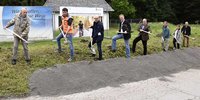 Setzten den symbolischen ersten Spatenstich für den Ausbau des zweiten Teilabschnitts der Radhauptverbindung im südlichen Landkreis München (v. l.): Fritz Nußbaum (Nußbaum-Ranch), Andreas Eder (Richard Schulz Tiefbau), Richard Schmidt (Schmidt & Potamitis Bauingenieure), Oberhachings Erster Bürgermeister Stefan Schelle, Landrat Christoph Göbel, Wilhelm Seerieder (Bayerische Staatsforsten), Sylvia Wolfensberger, Projektleiterin im Sachgebiet Verkehrliche Infrastruktur im Landratsamt München, sowie Georg Kasberger (Amt für Ernährung, Landwirtschaft und Forsten Ebersberg).