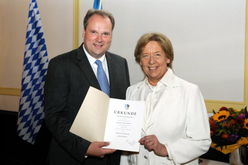 Foto: Landrat Christoph Göbel und Altlandrätin Johanna Rumschöttel mit Urkunde