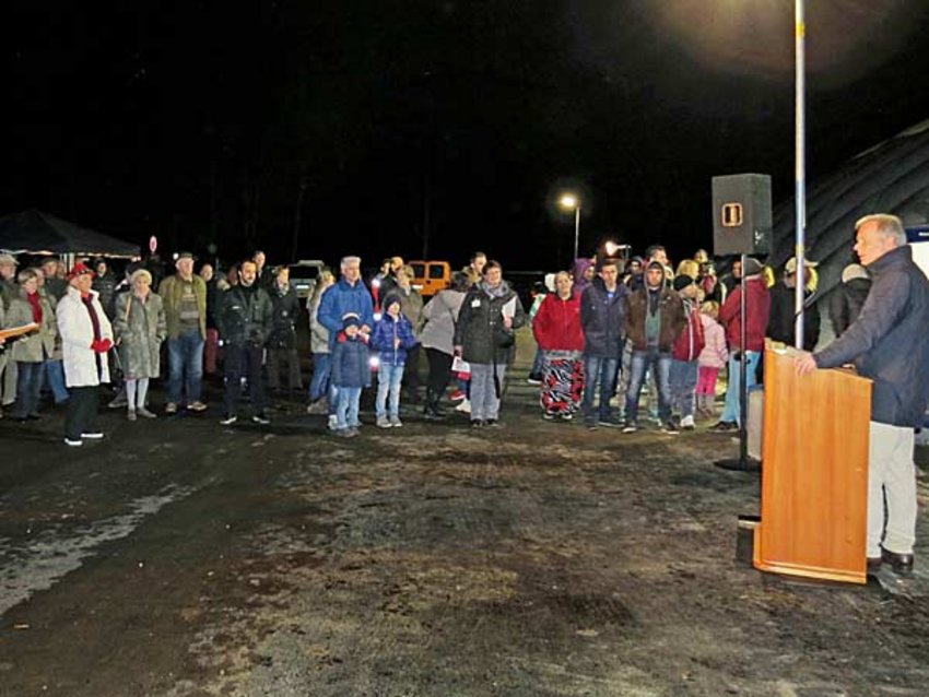 Foto: Bürgermeister Jan Neusiedl spricht, die Besucher lauschen gespannt.