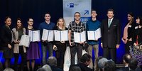 Foto: Bei der Feierstunde der IHK für München und Oberbayern in Taufkirchen: IHK-Präsident Eberhard Sasse (re.) und Ursula Fritzmeier (li.), stv. Vorsitzende des IHK-Regionalausschusses Landkreis München, beglückwünschen (v.l.n.r.) Kerstin Neunzer, Martina Miehling, Till-Jakob Bremer, Anja Michaela Grüning, Viktor Alexopoulos und Joshua Wacker.