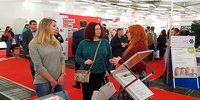 Foto: Besucherinnen am Stand des Landratsamts München auf der Jobmesse