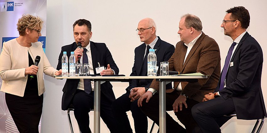 Foto: Tauschten sich über die wirtschaftlichen Beziehungen zwischen Deutschland und Polen aus: (v.l.n.r.) Moderatorin Iwona Makowiecka (AHK Polen), Arkadiusz Wrzoszczyk, stellv. Landrat des Landkreises Krakau, Landrat Adam Kociołek (Wieliczka), Landrat Christoph Göbel (München) und Frank Dollendorf, Bereichsleiter Außenwirtschaft der IHK für München und Oberbayern.