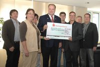 Gruppenfoto: Scheckübergabe Von links nach rechts: Nikolaus Kraus, Karin Karner, Gabriele Gruber, Landrat Christoph Göbel, Alexander Zimmermann, Andreas Janson, Klaus Alt, Thomas Zimmermann.