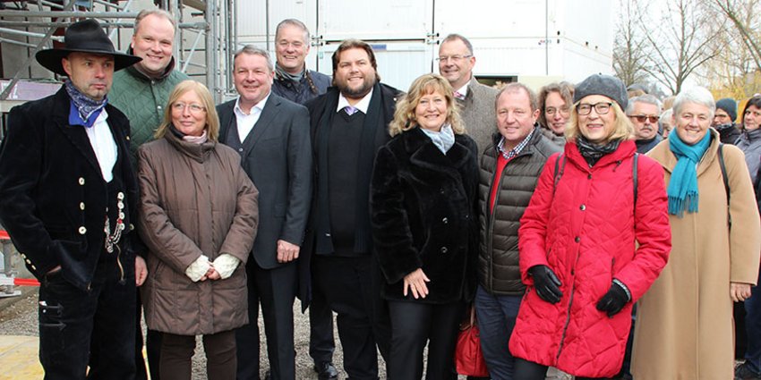 Bild: Landrat Christoph Göbel (2. v. l.), Schulleiterin Evi Birkhölzer-Schmidt (3. v. l.) und Unterschleißheims Zweiter Bürgermeister Stefan Krimmer (6. v. l.) feierten das Richtfest des Erweiterungsbaus der Rupert-Egenberger-Schule mit zahlreichen Gästen aus Politik, Bildung und Gesellschaft.