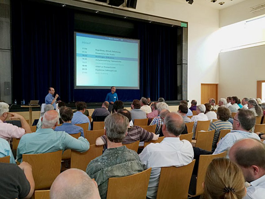 Foto: Rund 100 Teilnehmerinnen und Teilnehmer folgten den Ausführungen von Pascal Süess (li.) vom Planungsbüro Ernst Basler + Partner AG und Prof. Dr. Alain Thierstein von der TU München.