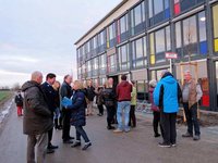 Foto: Besucher unterhalten sich vor der Containeranlage am Echinger Weg in Garching