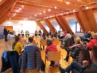 Foto: Teilnehmer der Podiumsdiskussion setzten gemeinsam mit zahlreichen Unterstützern ein Zeichen gegen Gewalt an Frauen.