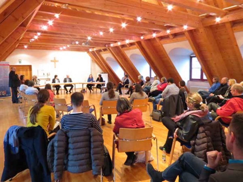 Foto: Teilnehmer der Podiumsdiskussion setzten gemeinsam mit zahlreichen Unterstützern ein Zeichen gegen Gewalt an Frauen.