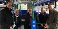 Foto: Trafen sich zu einer kurzen Spritztour durch den Oberhachinger Ortsteil Deisenhofen: (v.l.) MVV-Geschäftsführer Bernd Rosenbusch, Sauerlachs Erste Bürgermeisterin Barbara Bogner, Landrat Christoph Göbel, Wolfgang Ettenhuber als Vertreter der Busreisen Ettenhuber GmbH, die die Linie 226 künftig betreiben wird, und Oberhachings Erster Bürgermeister Stefan Schelle.