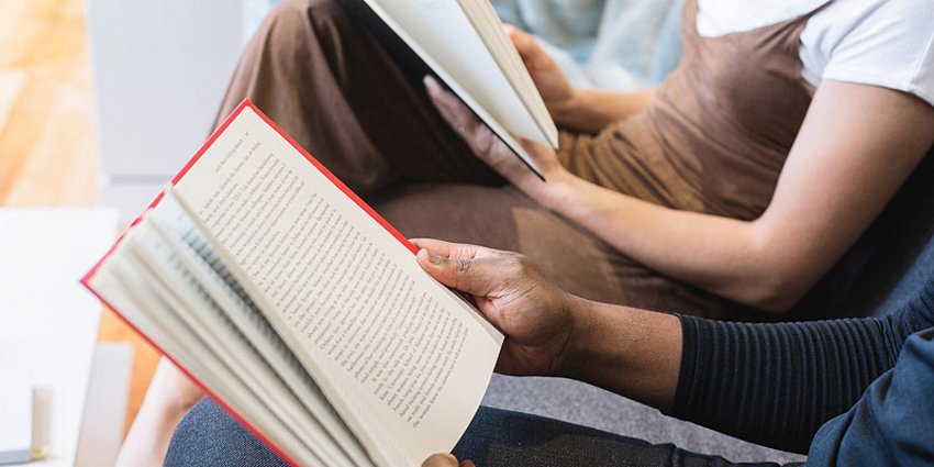 Foto: Menschen mit Büchern in der Hand