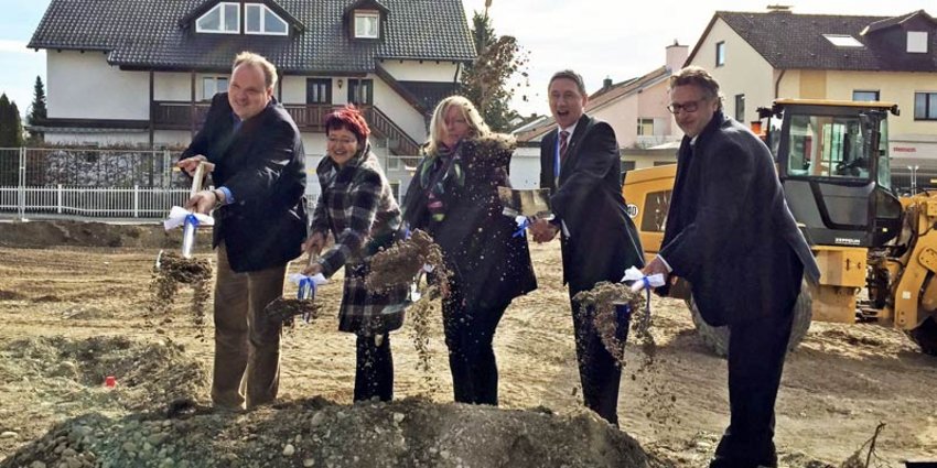 Foto: Jetzt kann’s losgehen: Landrat Christoph Göbel, Hilturd Schmandt-Müller von der Regierung von Oberbayern, Schulleiterin Evi Birkhölzer-Schmidt, Unterschleißheims Erster Bürgermeister Christoph Böck sowie Architekt Manfred Felix (v.l.) haben mit dem ersten Spatenstich symbolisch begonnen, die Baugrube auszuheben.