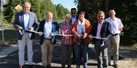 Foto: Landrat Christoph Göbel (l.), der weitere Stellvertreter des Landrats und früherer Grasbrunner Bürgermeister Otto Bußjäger (2. v. l.) und Grasbrunns Erster Bürgermeister Klaus Korneder (2. v. r.) mit Vertreterinnen und Vertretern der anliegenden Grundstückseigentümer.