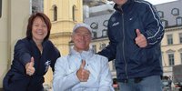 Auf dem künftigen Startgelände Odeonsplatz trafen sich Diana Stachowitz (MdL und BVS-Präsidentin) und Gernot Weigl (MÜNCHEN MARATHON). Mit von der Partie war der mehrfache Paralympics-Medaillengewinner und Handbiker Max Weber, der die Aktion unterstützt und am 8. Oktober an den Start gehen wird.