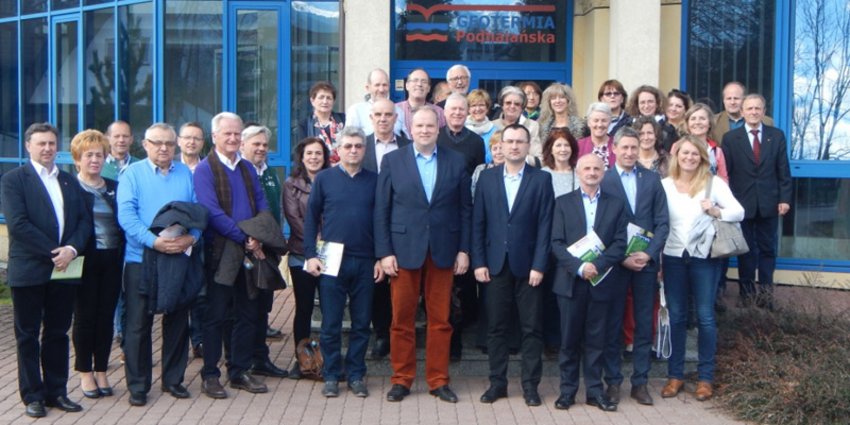 Foto: Die deutschen und polnischen Partner vor dem Hauptsitz der Geothermieanlage Podhale in Zakopane.