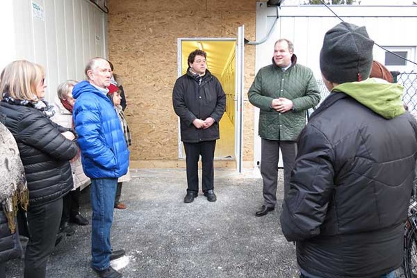 Foto: Landrat Göbel und Bürgermeister Loderer vor Asylbewerberunterkunft