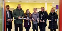 Foto: Durchschnitten zur Eröffnung symbolisch das weiß-blaue Band: Architekt Manfred Felix, Landrat Christoph Göbel, Schulleiterin Birgit Beermann (3. v. r.) und Erster Bürgermeister Wolfgang Panzer mit Vertreterinnen von Schülerschaft und Elternbeirat.