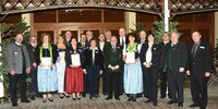 Foto: Die Geehrten aus den Schützenvereinen zusammen mit Landrat Christoph Göbel (hintere Reihe 3. v.l.), Wolfgang Köstler, Erster Schützenmeister des Schützengaus München Ost-Land (1. Reihe, 1. v.l.) sowie Bezirksschützenmeister Georg Felbermayr.