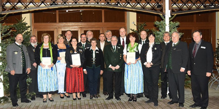 Foto: Die Geehrten aus den Schützenvereinen zusammen mit Landrat Christoph Göbel (hintere Reihe 3. v.l.), Wolfgang Köstler, Erster Schützenmeister des Schützengaus München Ost-Land (1. Reihe, 1. v.l.) sowie Bezirksschützenmeister Georg Felbermayr.