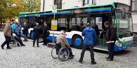 Foto: Menschen vor einem Bus