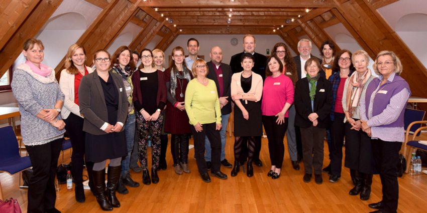 Foto: In großer Runde vereint: Die mit dem Thema Gleichstellung befassten Personen in den Kommunen des Landkreises mit Landrat Christoph Göbel und der Gleichstellungsbeauftragten des Landkreises, Teresa Howorka (7. v. r.).