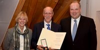 Foto: Einer von drei Geehrten, die mit der Verdienstmedaille des Verdienstordens der Bundesrepublik Deutschland ausgezeichnet wurde: Franz Nachbichler aus Höhenkirchen-Siegertsbrunn (m.) mit Bürgermeisterin Ursula Mayer und Landrat Christoph Göbel.