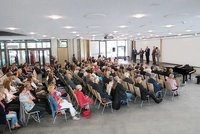 Foto: Besucher in der Aula des Ottobrunner Gymnasiums.