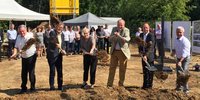 Setzten den symbolischen ersten Spatenstich für den Wohnungsbau in Putzbrunn und wünschten dem Bauvorhaben gutes Gelingen: (v. l. n. r.) Ulrich Bittner (Geschäftsführer Baugesellschaft München-Land), Putzbrunns Erster Bürgermeister Edwin Klostermeier, Ruth-Maria Schittich (Regierung von Oberbayern), Landrat Christoph Göbel, Michael Amberg (Höss Amberg + Partner Architekten mbB) und Arno Rüfer, Personalratsvorsitzender im Landratsamt München.